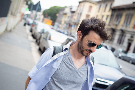 男人在街上行走城市胡子日常生活街道城市生活游客太阳镜背景图片