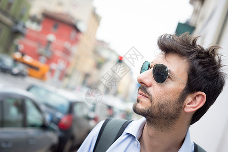 男人在街上行走游客胡子日常生活城市生活街道城市太阳镜背景图片
