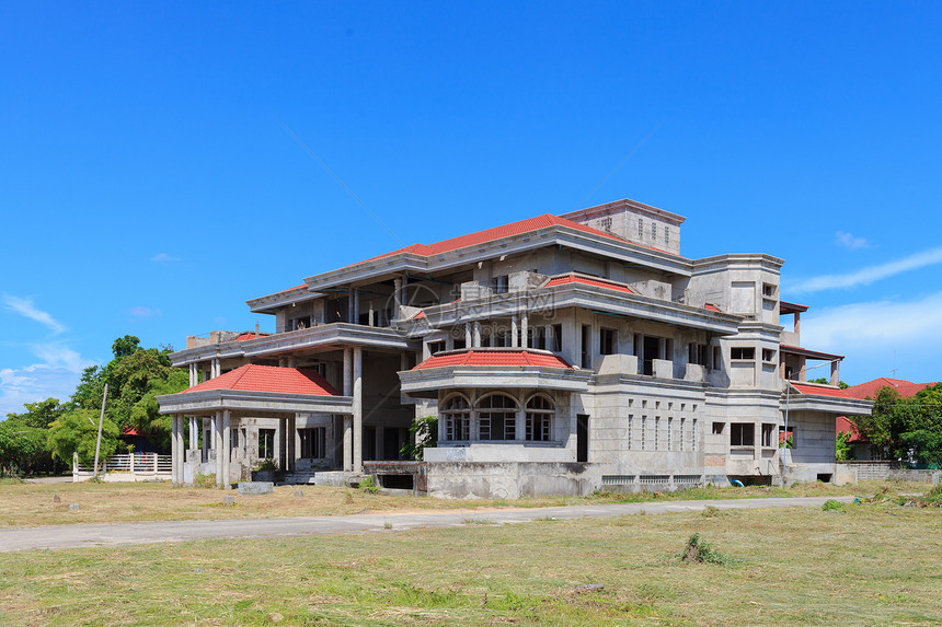 遗弃院天空历史房子衰变传统木头绿色建筑烟囱水泥图片