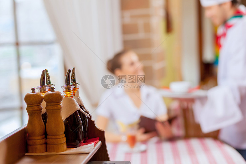 餐馆的年轻女青年食物咖啡时间桌子服务员游客敷料咖啡店吃饭磨床图片