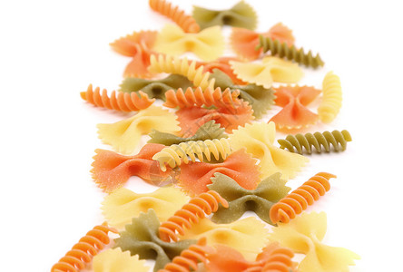 三种颜色不同意面的特写营养品黄色面条绿色三色食物派对饺子橙子螺旋背景图片