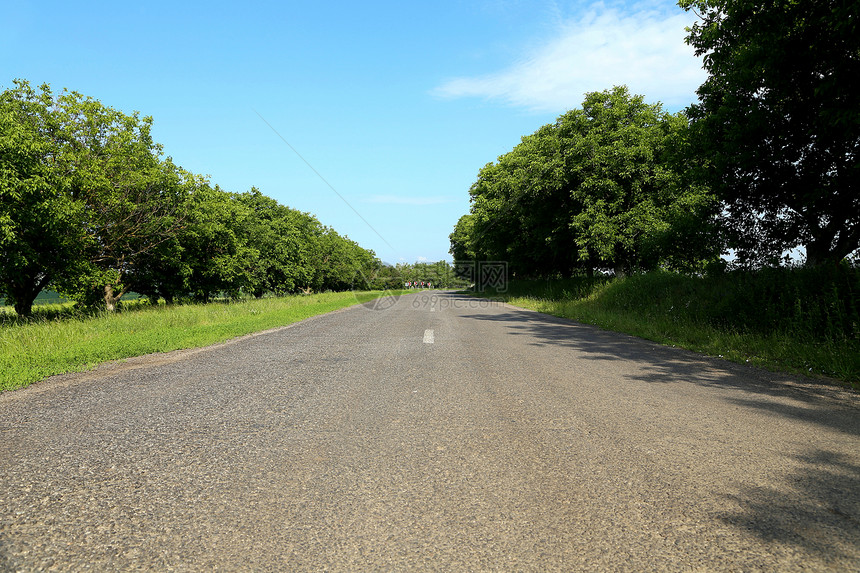 农村道路向右转 与蓝天相对图片