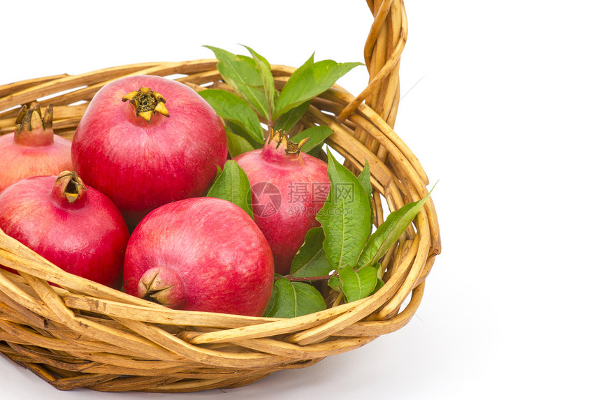 篮子里的新鲜石榴叶子营养绿色热带食物红色水果假种皮白色异国图片