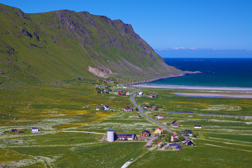 挪威语村乡村风景场地蓝色草地全景牧场农村晴天山脉图片