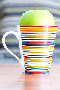 杯子里的绿苹果背景图片