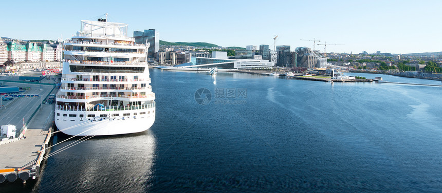 奥斯陆歌剧院和游轮峡湾天际大理石天空建筑学音乐海岸蓝色玻璃歌剧图片