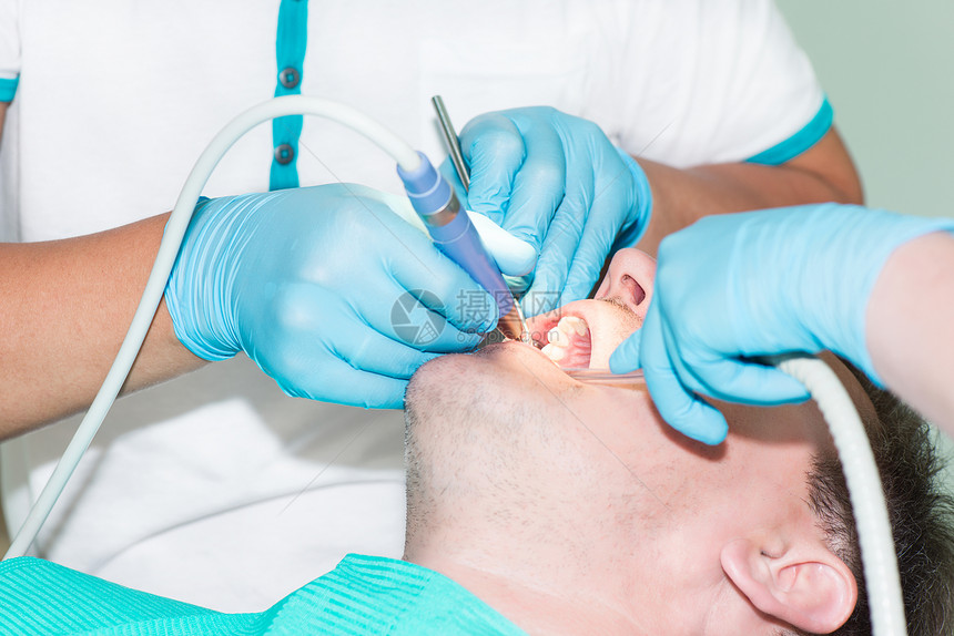 工作时牙医治愈手套牙齿男人美白办公室牙科学卫生矫正蓝色图片