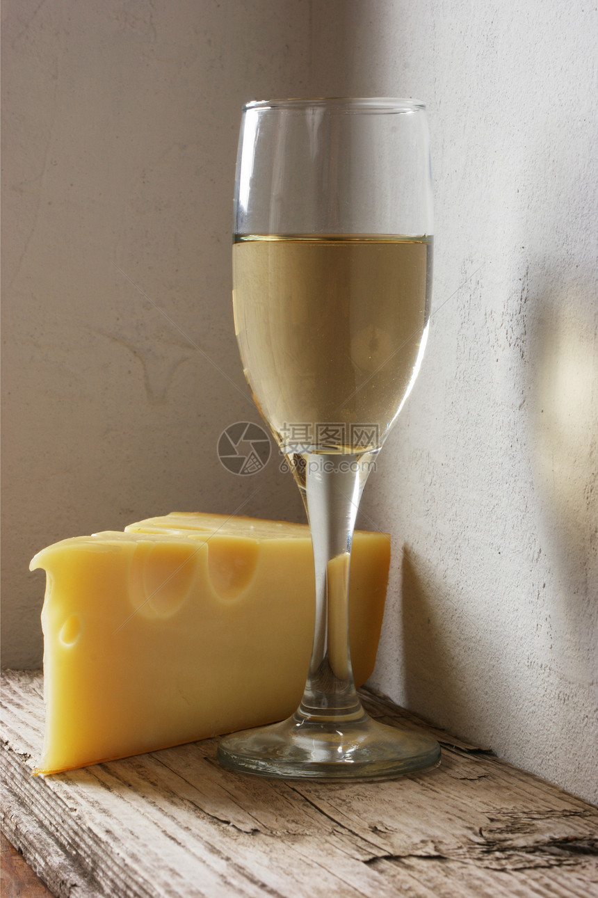 一杯红酒和奶酪木板玻璃酒精饮料阴影图片