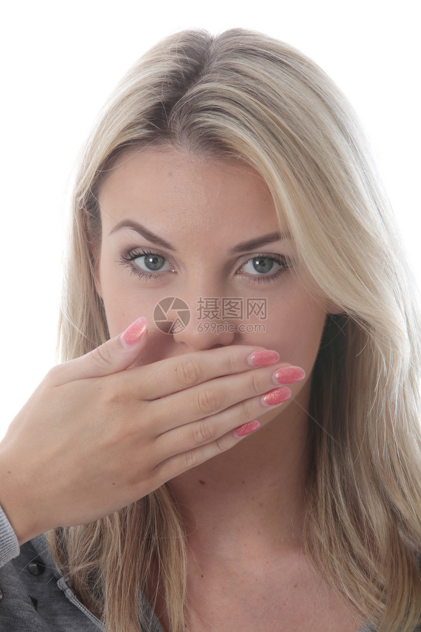 女青年遮盖她的嘴唇白色金发女郎女士震惊图片