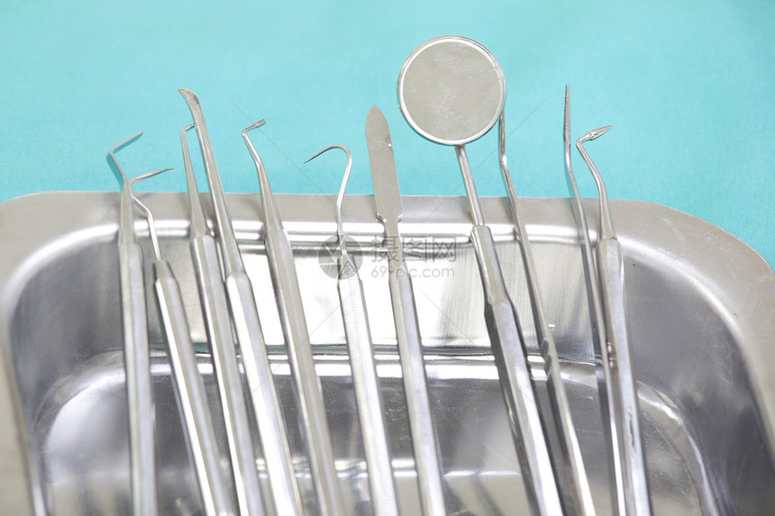 一套用于牙齿牙牙牙牙科护理的金属医疗设备工具刮板诊所手术医生镊子挖掘机雕刻师治疗标量镜子图片