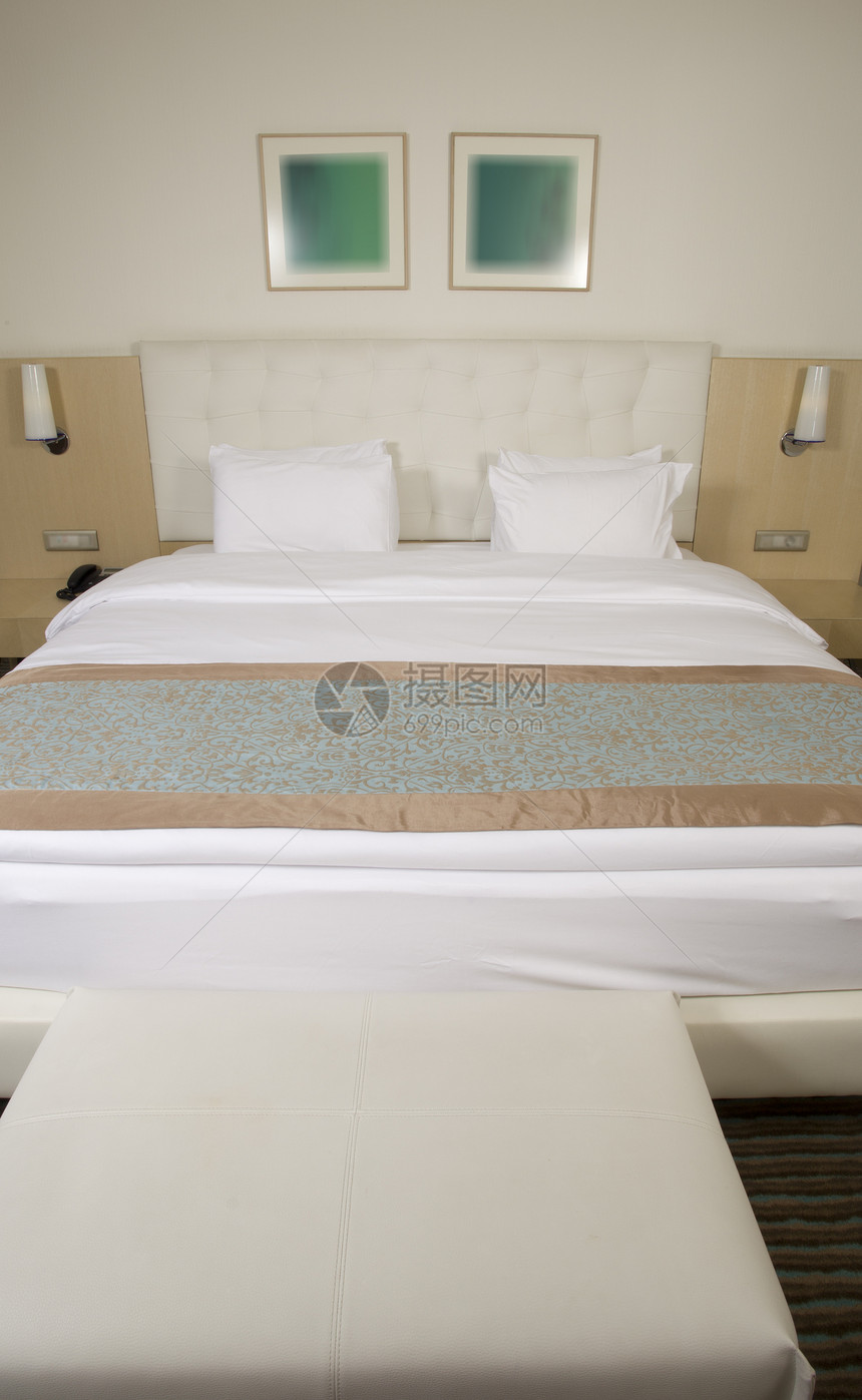 在豪华酒店房间的国王大床摄影奢华木头假期陈列柜墙纸尺寸场景床头床头板图片