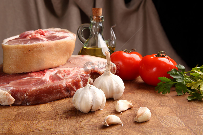 切肉板上的肉木头绿色胡椒蔬菜牛扒红色香菜工作室食物图片