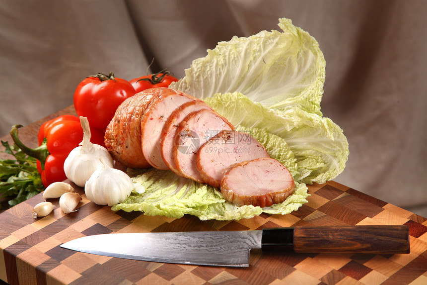切肉板上的肉蔬菜木板香菜美食红色熟食绿色早餐猪肉胡椒图片