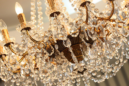 室内美丽的水晶吊灯风格酒店辉光灯泡珠宝艺术古董玻璃亚时代火花背景图片