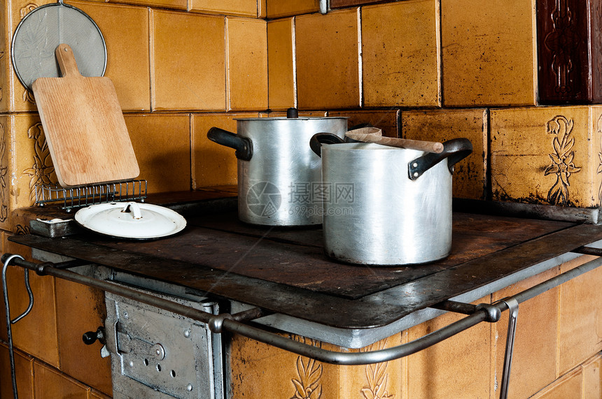 旧式厨房储藏室瓷砖水平古董用具家庭烹饪金属烤箱铸铁房子图片