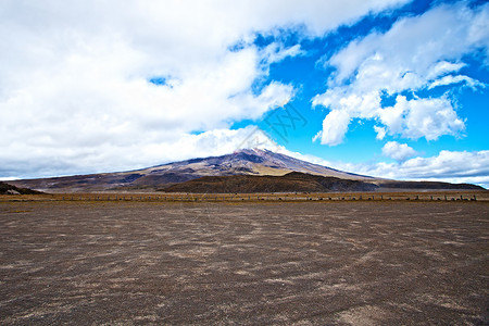 蓝色天空和云层背景中的科托帕希火山天际碎石顶峰国家旅行反射天蓝色冰川高度旅游背景