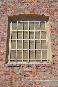 砖墙中的旧窗口玻璃乡村房子窗户框架石工背景图片