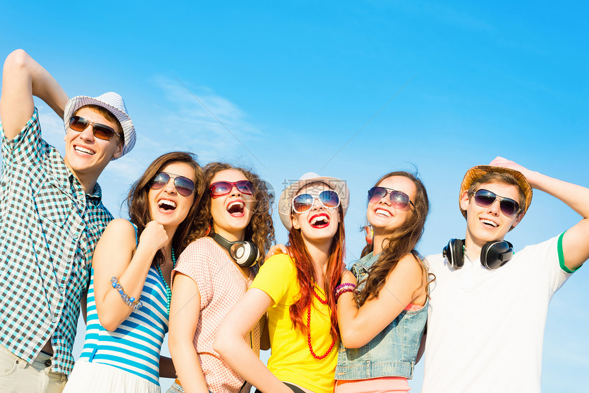 身戴太阳眼镜和帽子的青年群体夫妻音乐喜悦团体阳光照射庆典精力活力朋友们男生图片