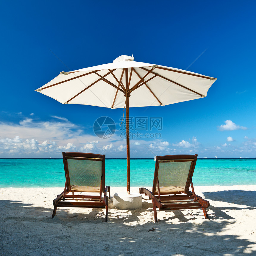 马尔代夫美丽的沙滩异国海岸线风景奢华假期海景海洋躺椅椅子旅行图片