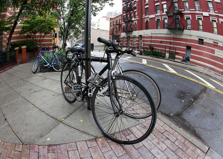 在纽约街上停泊的自行车车图片