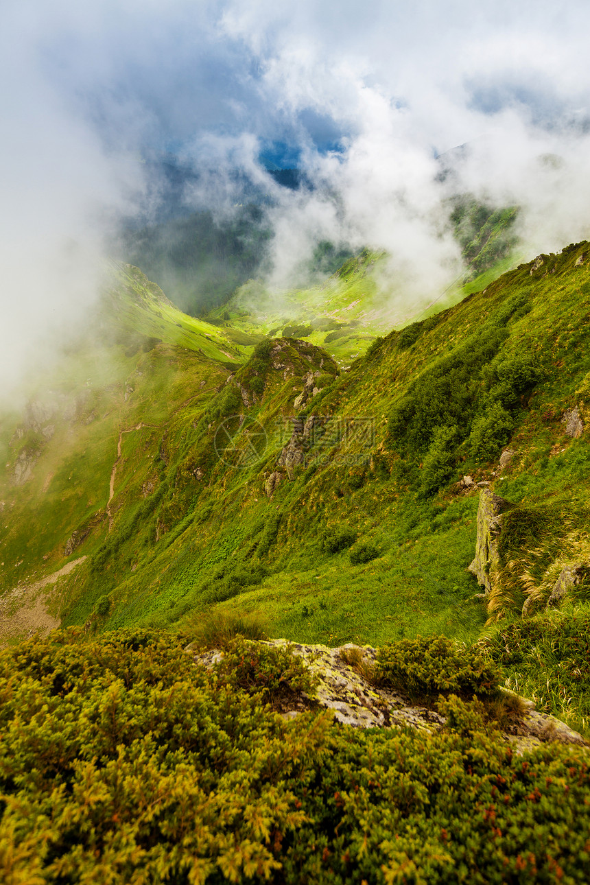 喀尔巴山山脉场景天空岩石蓝色环境顶峰松树远足森林爬坡图片