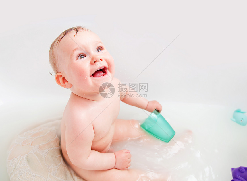 快乐可爱的婴儿在浴室里笑图片