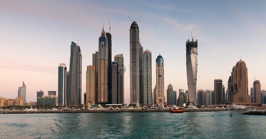 阿拉伯联合酋长国日落时分迪拜Marina的天梯图片