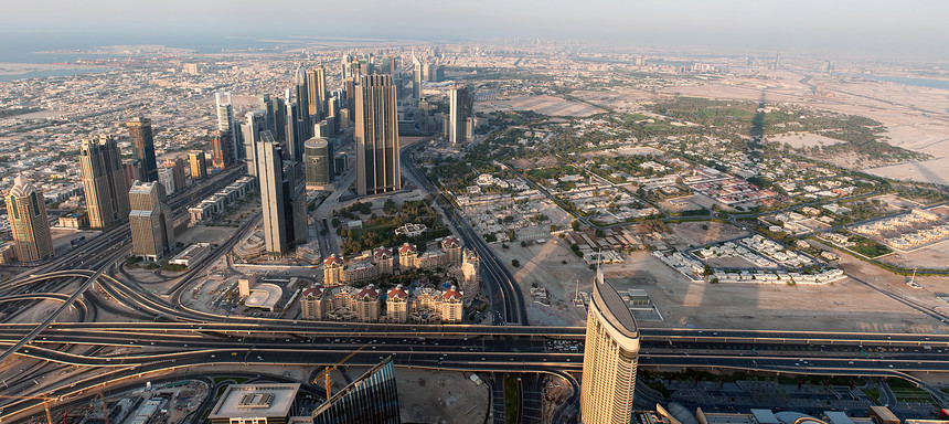 迪拜的摩天大楼 从看望看到 阿拉伯联合酋长国哈里发金属城市建筑建造海湾地标建筑物街道天空图片