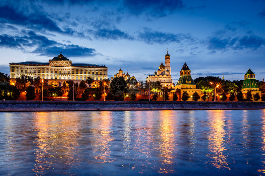 莫斯科克里姆林宫和莫斯科河夜幕中闪光 拉斯圆顶首都天炉蓝色交通天空大教堂反射地标金子图片
