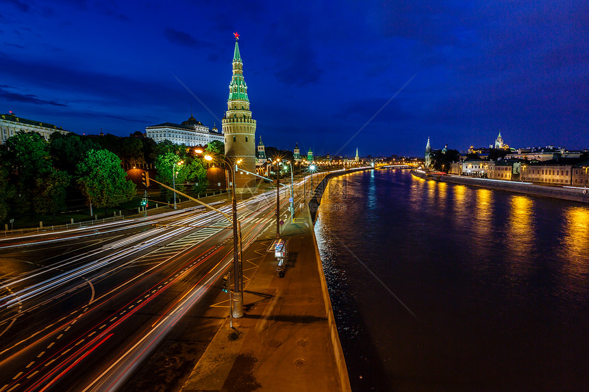 莫斯科克里姆林宫和莫斯科河夜幕中闪光 拉斯小径圆顶反射首都蓝色街道历史性景观城市天际图片