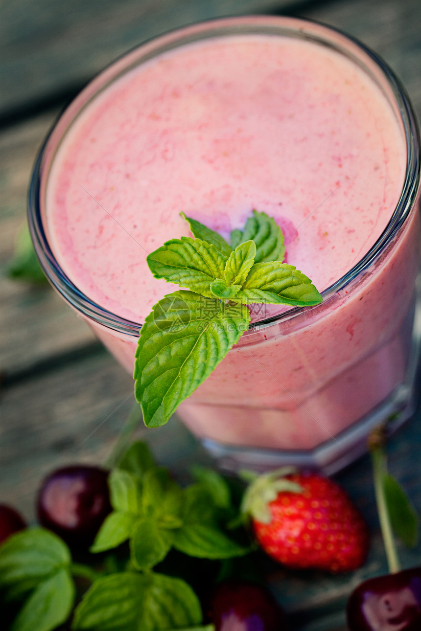 草莓果饮料营养果汁反射热带薄荷食物派对美食糖浆叶子图片