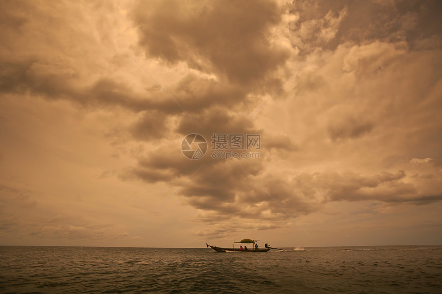 乌云多云的暴风天空气候海浪橙子戏剧性天气旅行环境风暴季节危险图片