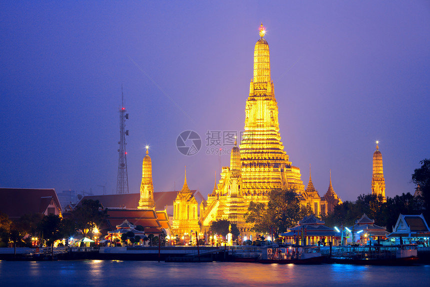 晚上曼谷Wat Arun文化地标宗教佛塔神社码头寺庙城市日落天际图片