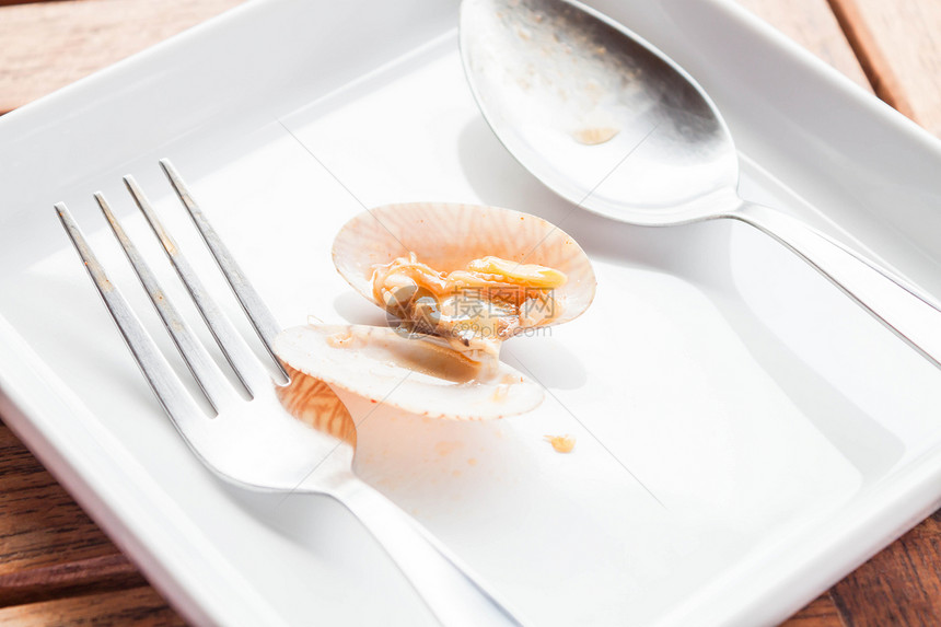 用勺子和汤匙在白菜上烤焦辣辣椒糊蛤图片
