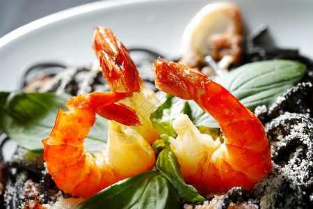 黑壳虾黑意面加海鲜食物大虾沙拉午餐面条胡椒墨水美食蔬菜贝类背景