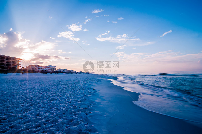 日出在阳光照耀的佛罗里达州上空微风海滩蓝色海岸地平线反射旅行海洋天气天空图片