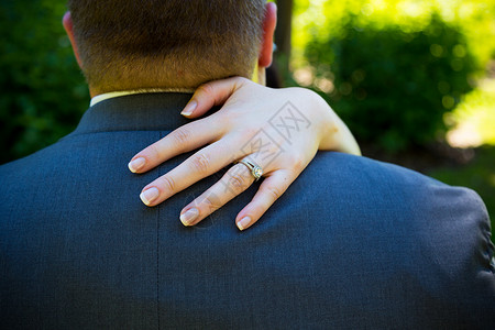 新娘婚嫁戒指珠宝钻石套装结婚戒指已婚庆典木头木纹拥抱婚姻背景图片