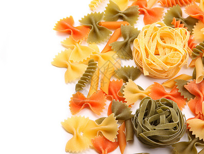 不同面食背景的 Dagliolini营养品饺子三色派对螺旋绿色橙子食物黄色面条背景图片