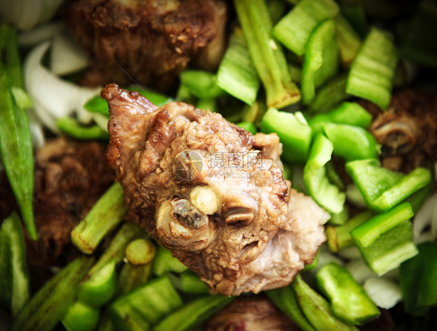 混合蔬菜的羊肉炖菜金属草药土豆营养洋葱烹饪勺子水平晚餐羊肉图片