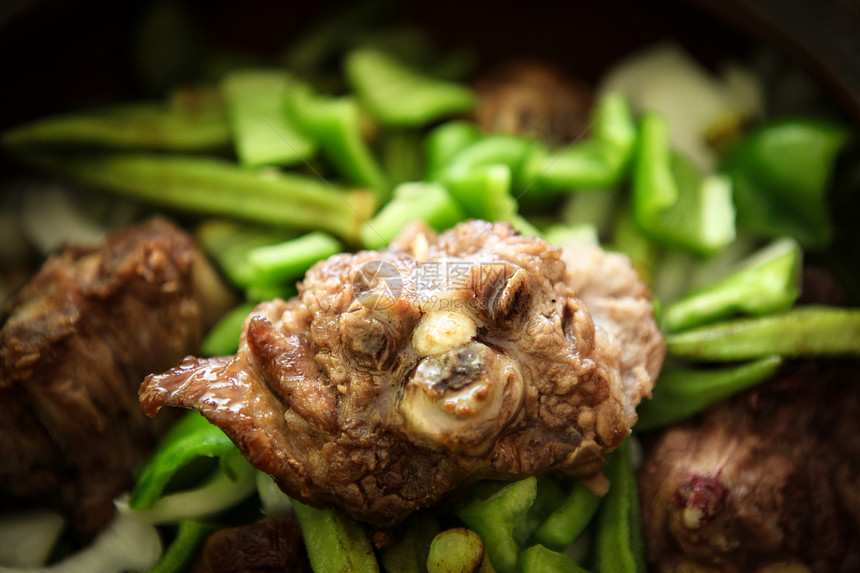 混合蔬菜的羊肉炖菜土豆勺子晚餐钢包金属洋葱烹饪羊肉食物草药图片