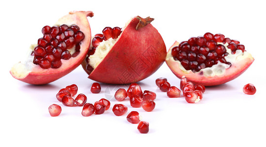 白后腹骨上孤立的石榴切片白色饮食红色种子热带农业甜点食物谷物水果背景图片