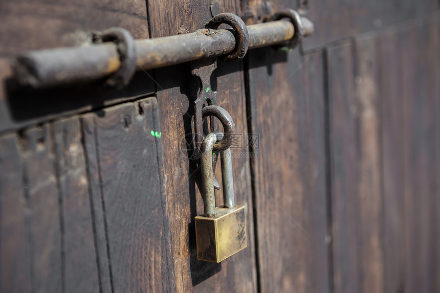 Padlock 关上锁着金属的木门入口隐私控制建筑学锁孔安全风格古董钥匙出口图片