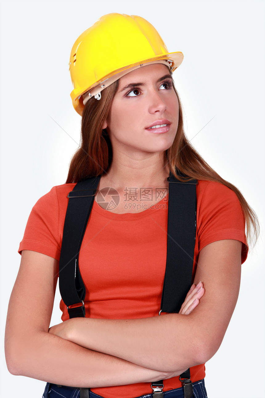 一位女性建筑工人的肖像金发头盔服务女士工具白色思维带子修理技术员图片