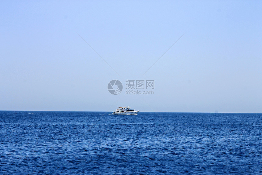 白色船只在红海中移动脱水降落伞珊瑚天空空气太阳旅行海洋潜水海滩图片