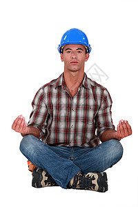 一个宁静工人一个男性建筑工人 处于瑜伽位置背景
