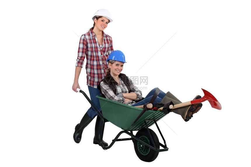两个带手推车的妇女植被衬衫塑料国家农场女性把手草地绿化园丁图片