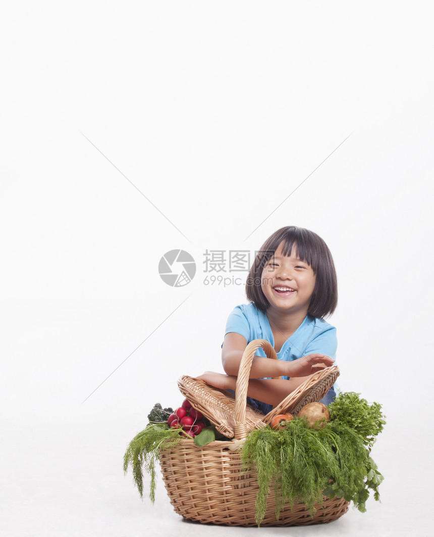 带一篮子蔬菜的儿童图片