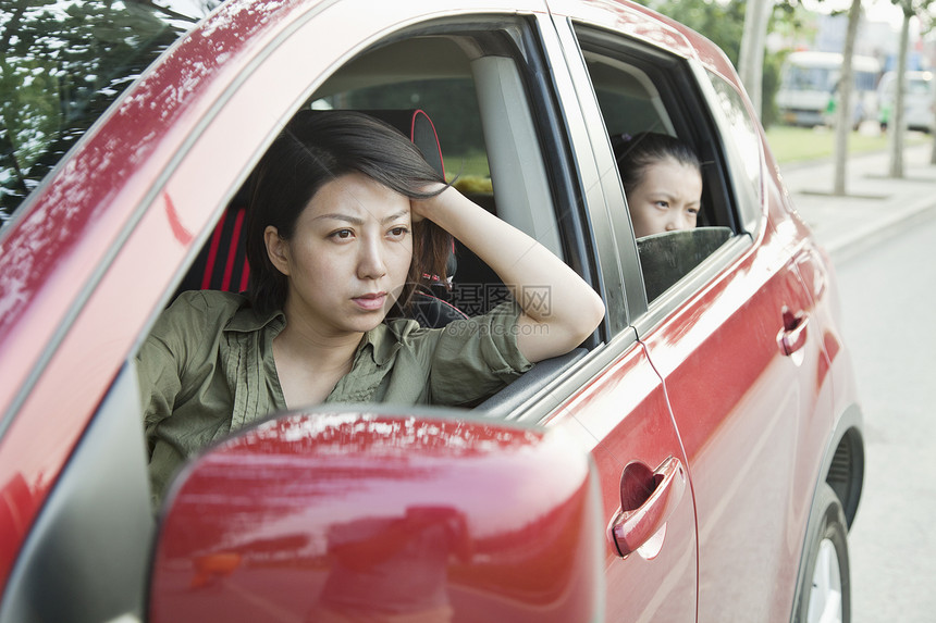 母亲和女儿在汽车窗外破碎的眼泪图片