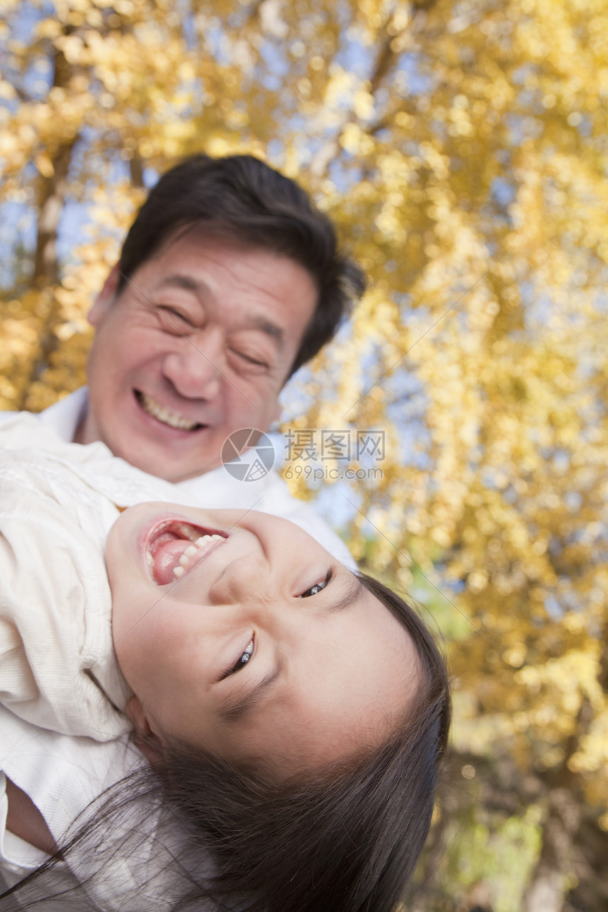 祖父和外孙女在公园玩耍视图男人活动童年退休低角度乐趣俏皮情绪拥抱图片