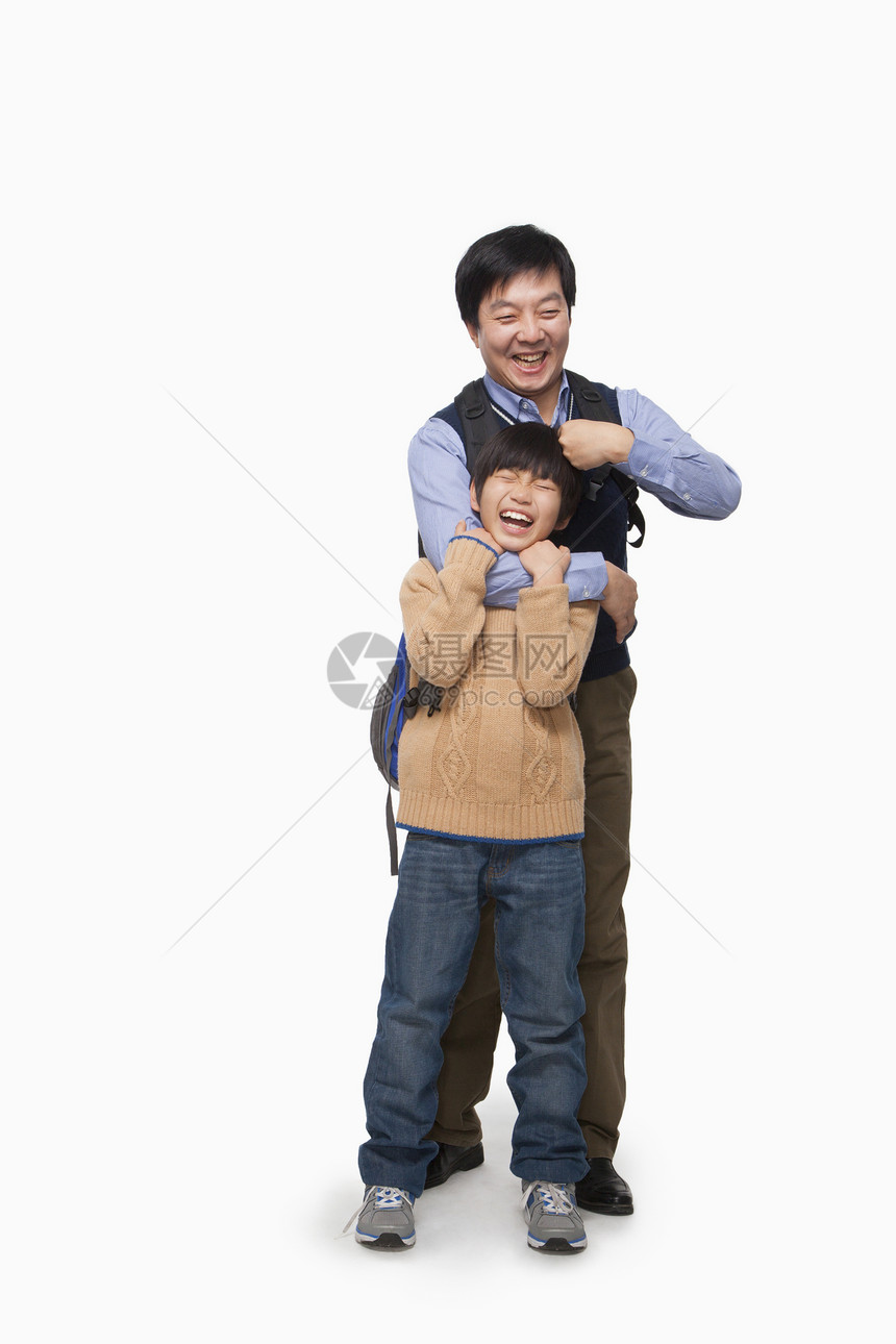 父亲和儿子在玩游戏棕色活动旅游喜悦家庭单身背心乐趣毛衣快乐图片